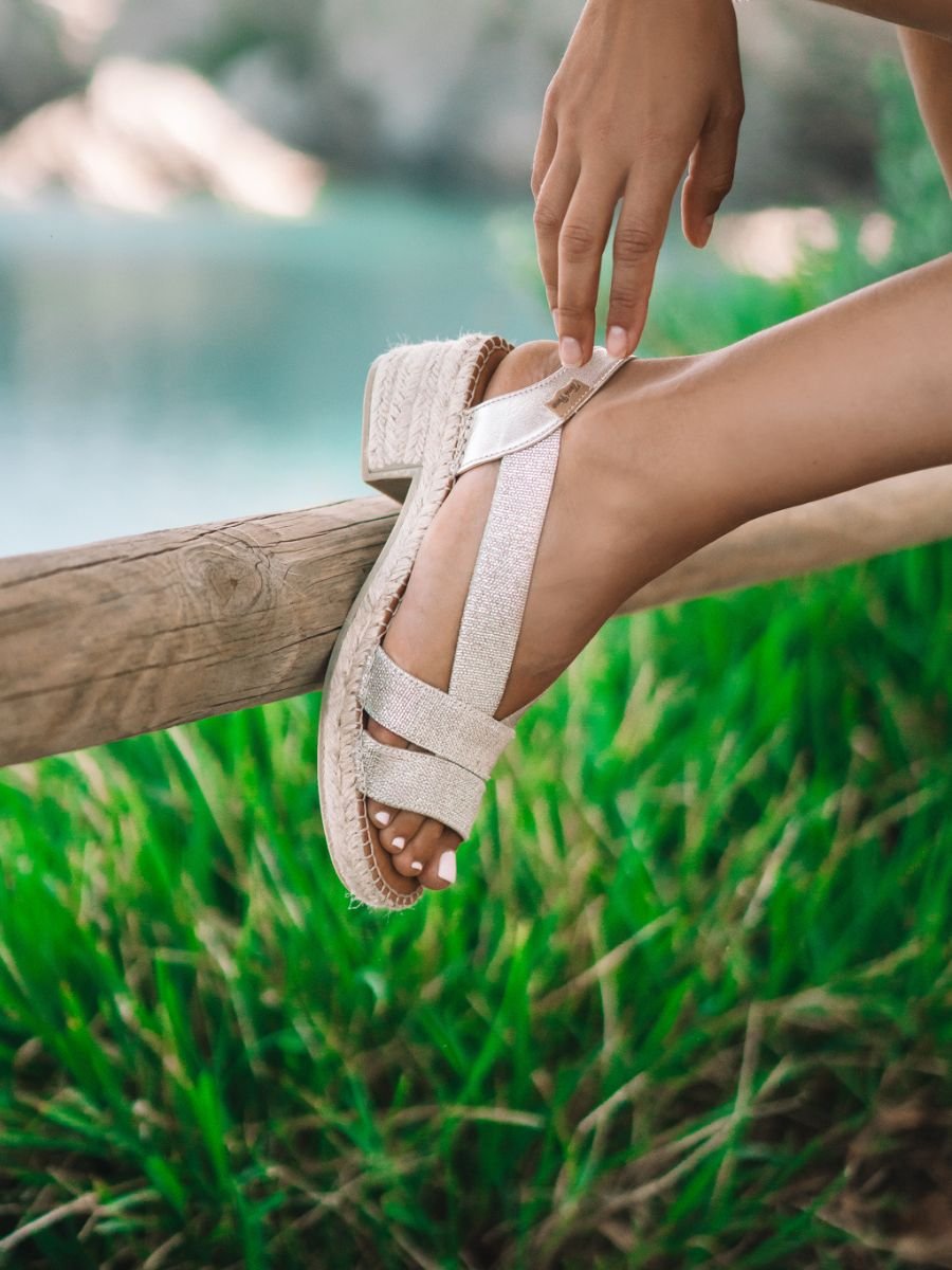 Alpargata con tacón ancho y elásticos metalizados | DAMA